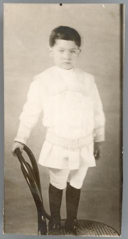 Primera imagen del registro Retrato de niño sobre una silla
