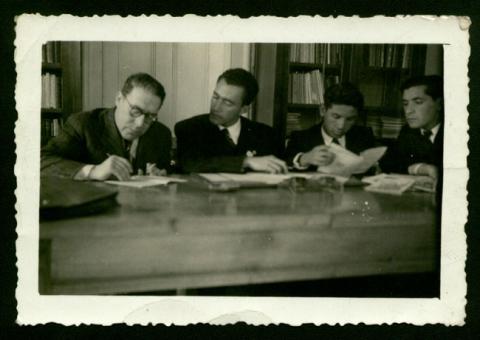 Primera imagen del registro Retrato 4 hombres en biblioteca