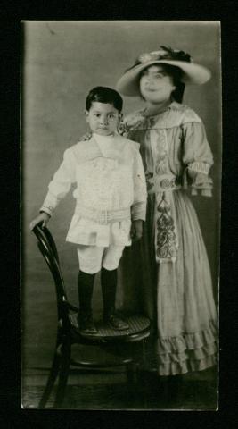 Primera imagen del registro Retrato de niño sobre silla con mujer