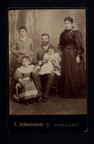 Primera imagen del registro Retrato de dos adultos y tres niños