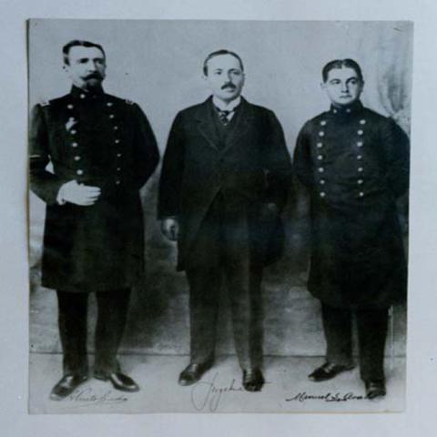 Primera imagen del registro Retrato tres figuras masculinas