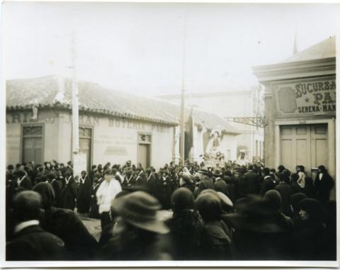 Primera imagen del registro Procesión religiosa en la plaza de armas de La Serena