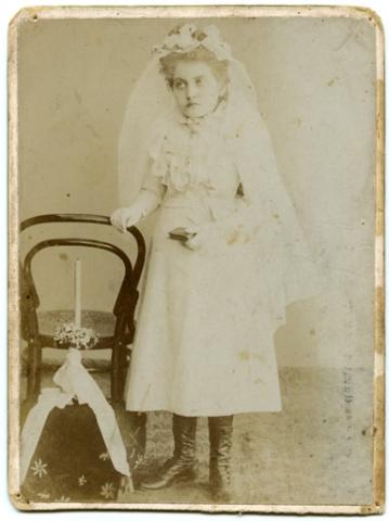 Primera imagen del registro Retrato de niña con vestimentas de comunión