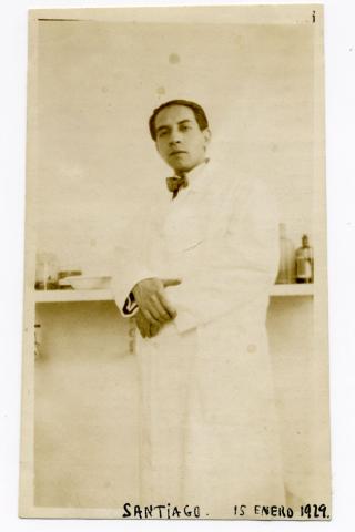 Primera imagen del registro Retrato de Ramón Gallardo en el laboratorio