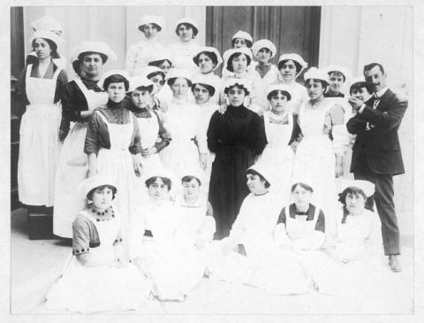 Primera imagen del registro Grupo de alumnas terminando el curso para profesoras normalistas