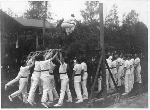 Primera imagen del registro Normal de Chillán, clase de gimnasia