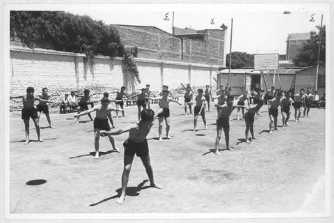 Primera imagen del registro Escuela Nacional de Sastrería en clase de educación física