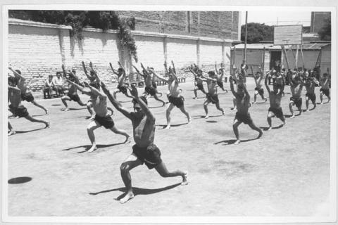 Primera imagen del registro Escuela Nacional de Sastrería en clase de educación física