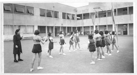 Primera imagen del registro Niñas jugando básquetbol