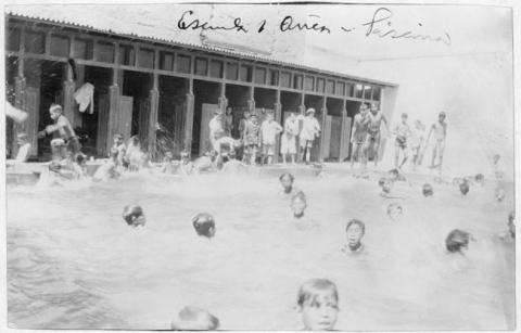 Primera imagen del registro Niños en la piscina