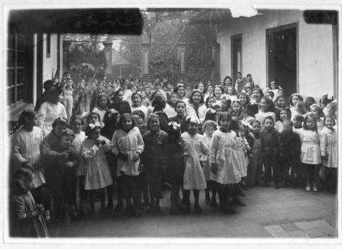 Primera imagen del registro Niños y niñas en un Patio