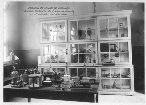 Primera imagen del registro Gabinete de física de la Escuela de Minas de Copiapó