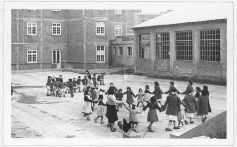 Primera imagen del registro Niñas jugando a la ronda