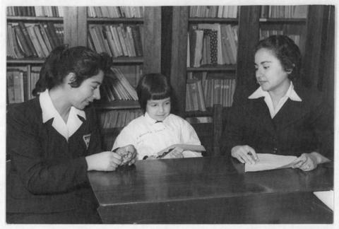 Primera imagen del registro Mujeres y niña