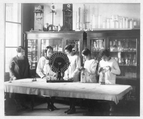 Primera imagen del registro Clase de física en laboratorio