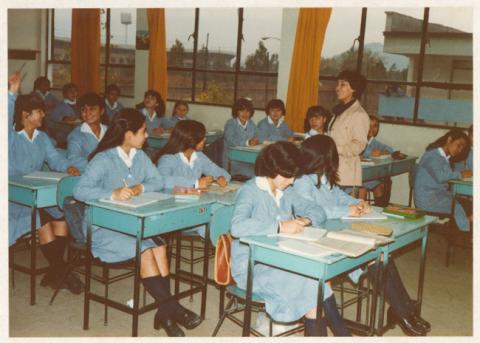 Primera imagen del registro Niñas en clase de inglés