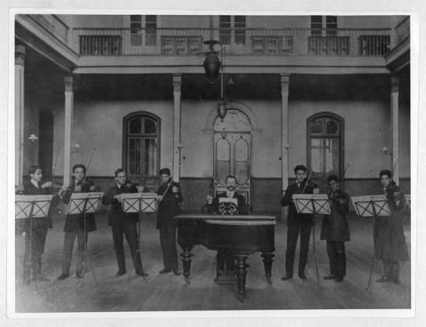 Primera imagen del registro Escuela Normal de Chillán, clase de violin