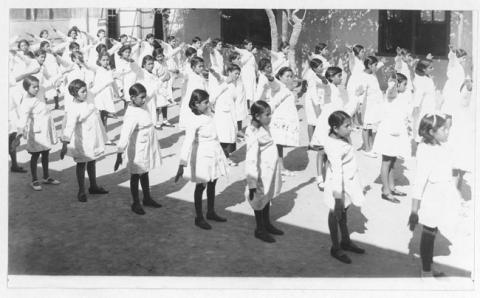 Primera imagen del registro Niñas en clase de gimnasia