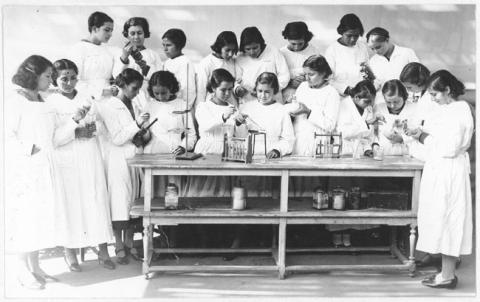 Primera imagen del registro Clase de química