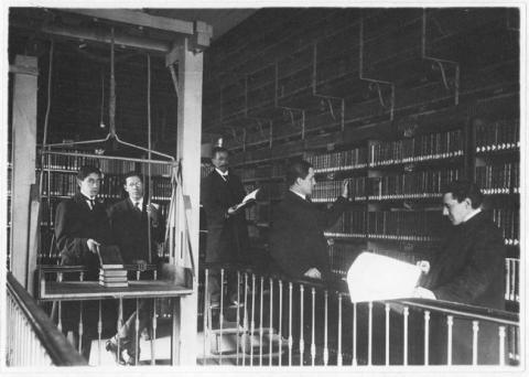 Primera imagen del registro Hombres en una biblioteca