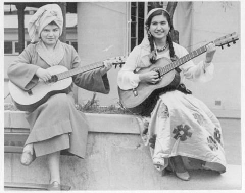 Primera imagen del registro Niñas tocando guitarra