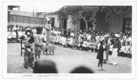 Primera imagen del registro Niños actuando