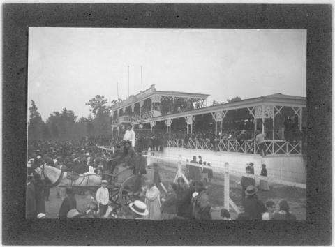 Primera imagen del registro Fiesta en el parque Cousiño
