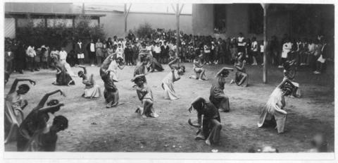 Primera imagen del registro El año de la paz. desfile de la Escuela Primaria de Santiago