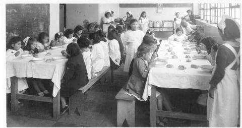 Primera imagen del registro Niñas almorzando