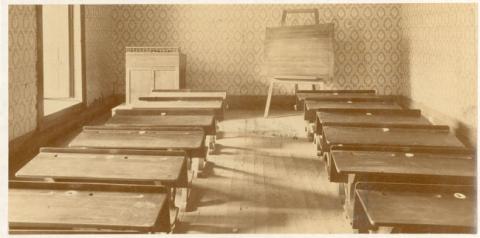 Primera imagen del registro Pupitres escolares. Liceo de Niñas de Cauquenes, sala 3º preparatoria