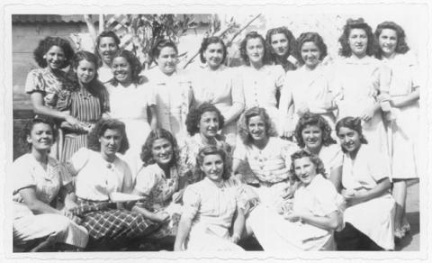 Primera imagen del registro Liceo de Niñas de Antofagasta. El 6º año de Humanidades (1942), acompañado de la directora suplente Berta S. de Caldera y de la inspectora general suplente Marta Narea