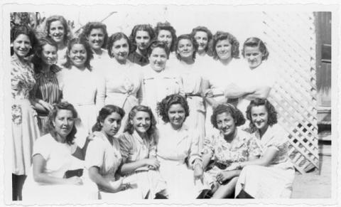 Primera imagen del registro Liceo de Niñas de Antofagasta. El 6º año de Humanidades (1942), acompañado de la directora suplente Berta S. de Caldera y de la inspectora general suplente Marta Narea