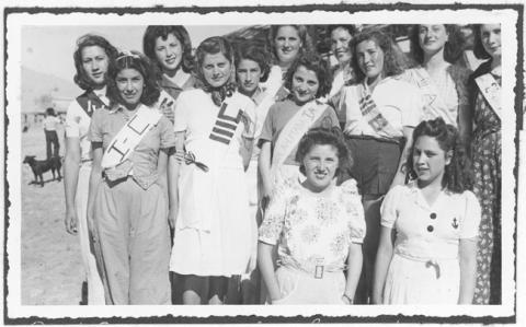 Primera imagen del registro Liceo de Niñas de Antofagasta. Las "Reinas de la Simpatía" de cada curso, se eligió a Antonia Tomicic, 1943