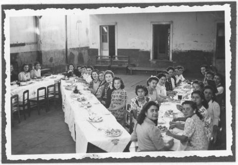Primera imagen del registro Liceo de Niñas de Antofagasta. en el Auto Club Los 5º años del Liceo de Niñas y del Liceo de Hombres despiden a Los 6º acompañados de sus Profesores