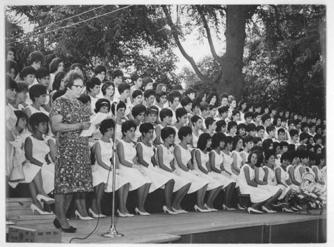 Primera imagen del registro Graduación Liceo de Niñas Nº7, profesora Sra. Margot Pérez de Peralta