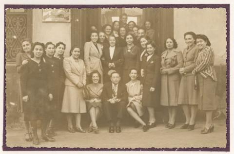 Primera imagen del registro Liceo de Niñas de Antofagasta. Al despedir a la Srta. Berta Saavedra, profesora de Inglés, en la puerta del Liceo.1942