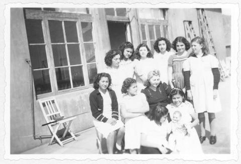Primera imagen del registro Liceo de Niñas de Antofagasta, un grupo de internas en la terraza, 1943