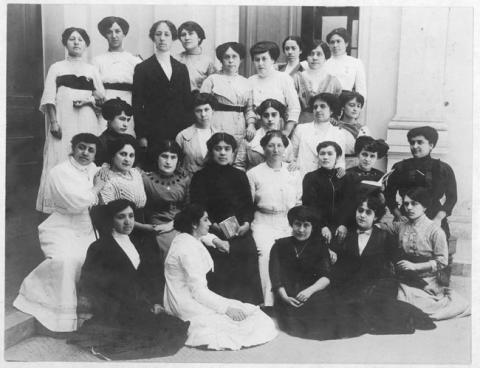 Primera imagen del registro Curso de economía 1912. El grupo de alumnas terminó el curso