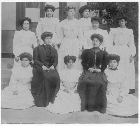 Primera imagen del registro Retrato grupal femenino