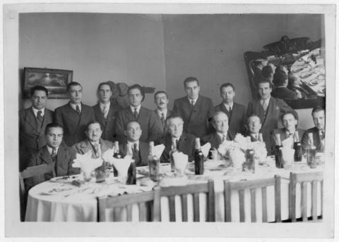 Primera imagen del registro Almuerzo en el restaurant "El Sur", El 2 de Julio de 1938 de los alumnos del 6º año A del Liceo de Aplicación, egresados el año 1928
