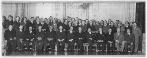 Primera imagen del registro Cocktail de despedida de Tobías Bams que va de embajador a Berlín en el Club de La Unión, Instituto General Chileno. Santiago 19 de Abril de 1940