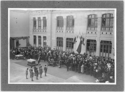 Primera imagen del registro Fiesta con motivo de la entrega de las banderas americanas a la Escuela de Santiago