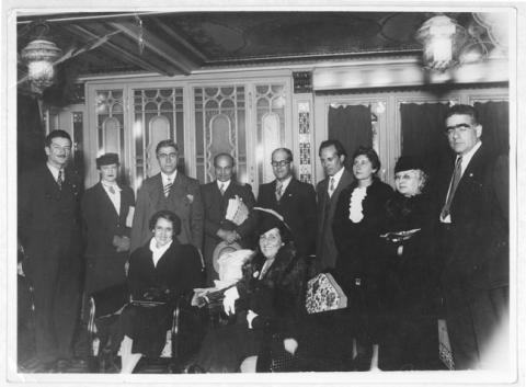 Primera imagen del registro Hombres y mujeres en un salón