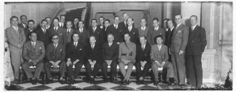Primera imagen del registro Hombres en un hall