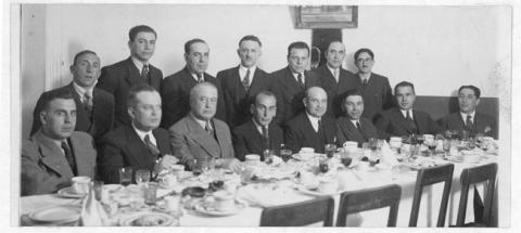Primera imagen del registro Hombres delante de una mesa
