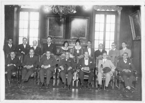 Primera imagen del registro Hombres y mujeres en un salón