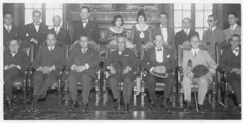 Primera imagen del registro Hombres en un salón