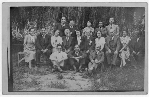 Primera imagen del registro Hombres y mujeres bajo un árbol