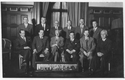 Primera imagen del registro Hombres en un salón