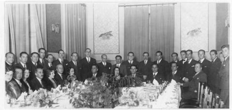 Primera imagen del registro Hombres en un salón